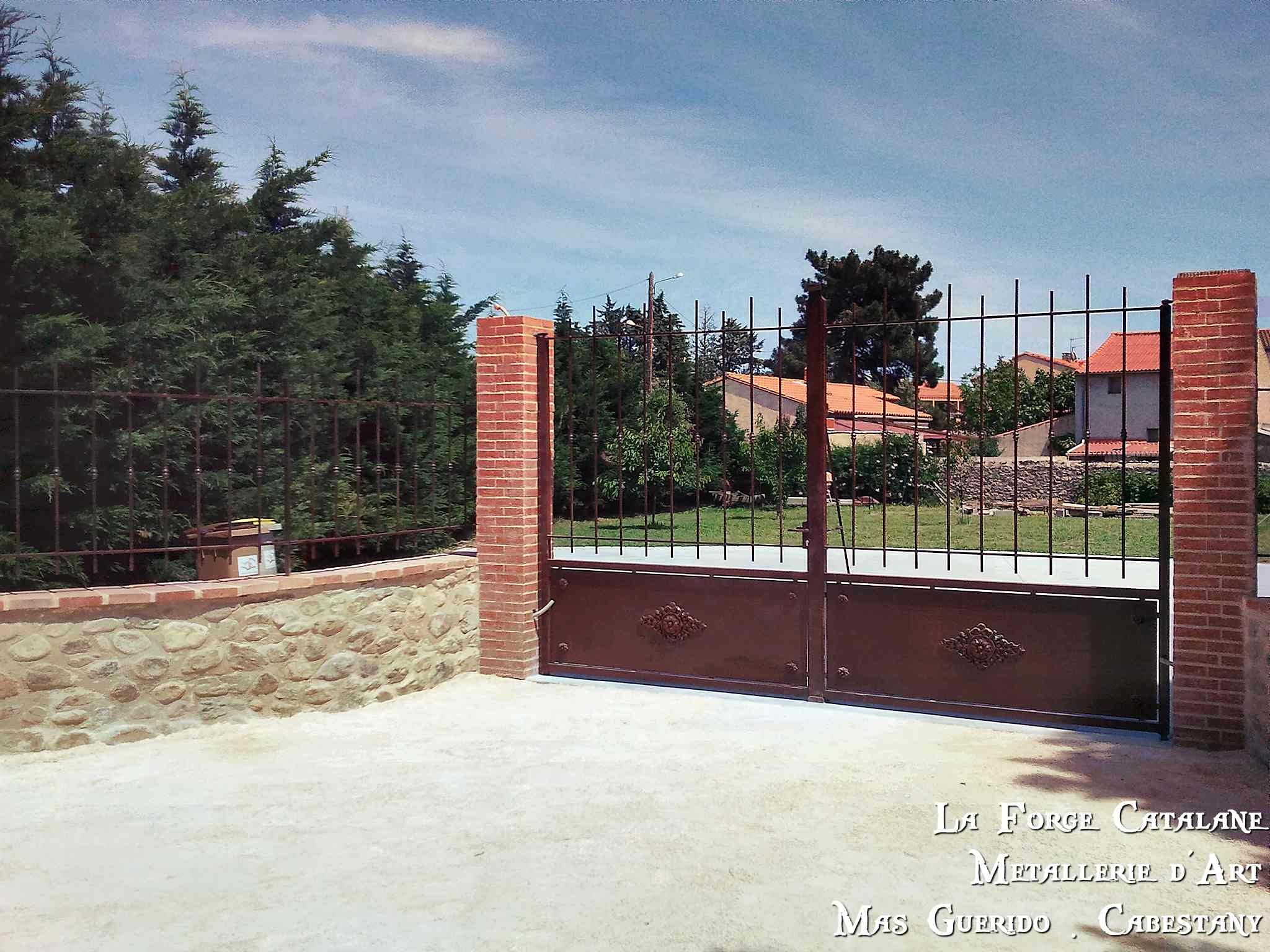 Portail soubassement tole typique provencal rouille forge catalane.jpg